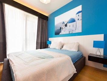 Błękitne dachy Santorini - zdjęcie na płótnie - 120x80 cm Błękitne dachy Santorini - zdjęcie na płótnie - 120x80 cm