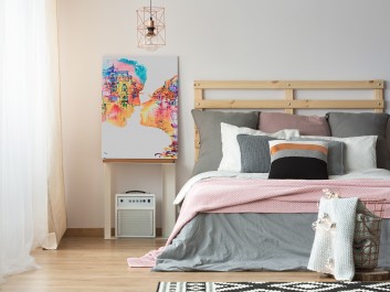 Romans w Barcelonie - nowoczesny obraz na płótnie - 50x70 cm Romans w Barcelonie - nowoczesny obraz na płótnie - 50x70 cm