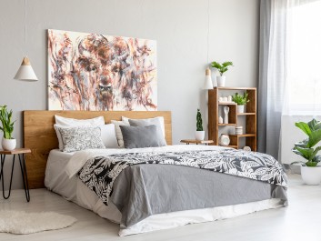 Żubr w puszczy - nowoczesny obraz na płótnie - 120x80 cm Żubr w puszczy - nowoczesny obraz na płótnie - 120x80 cm