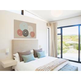 Złociste chryzantemy - nowoczesny obraz do sypialni - 120x80 cm